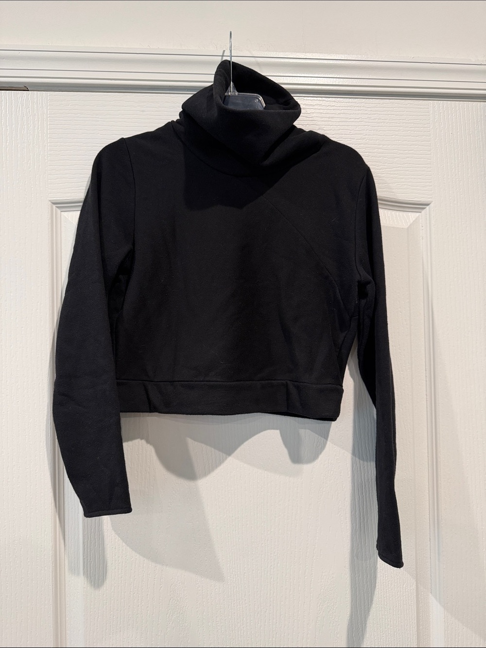 ALO Yoga Black Cropped Turtleneck Pullover